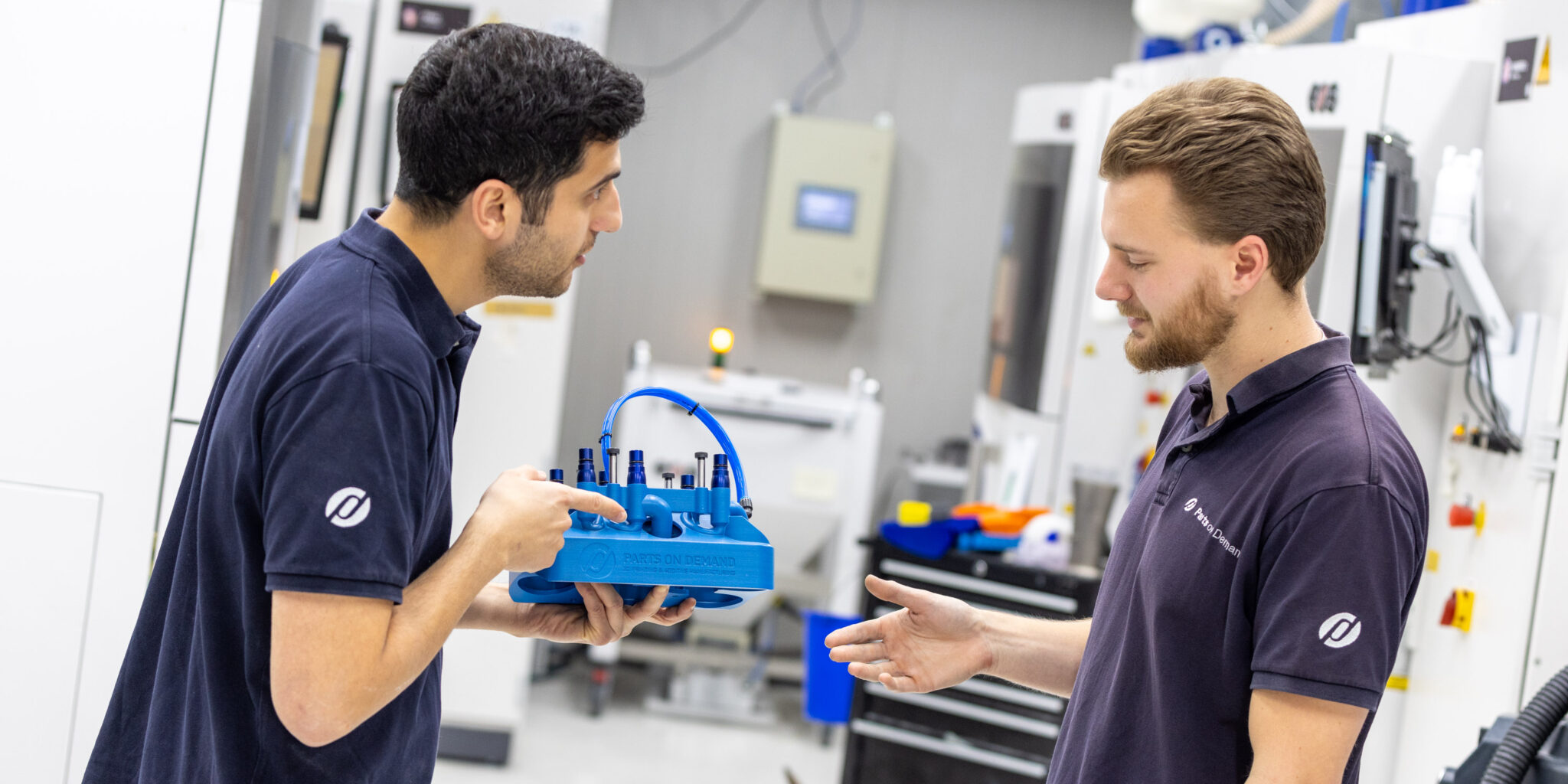 Engineers van Parts on Demand inspecteren een SLS-print bij de EOS P500
