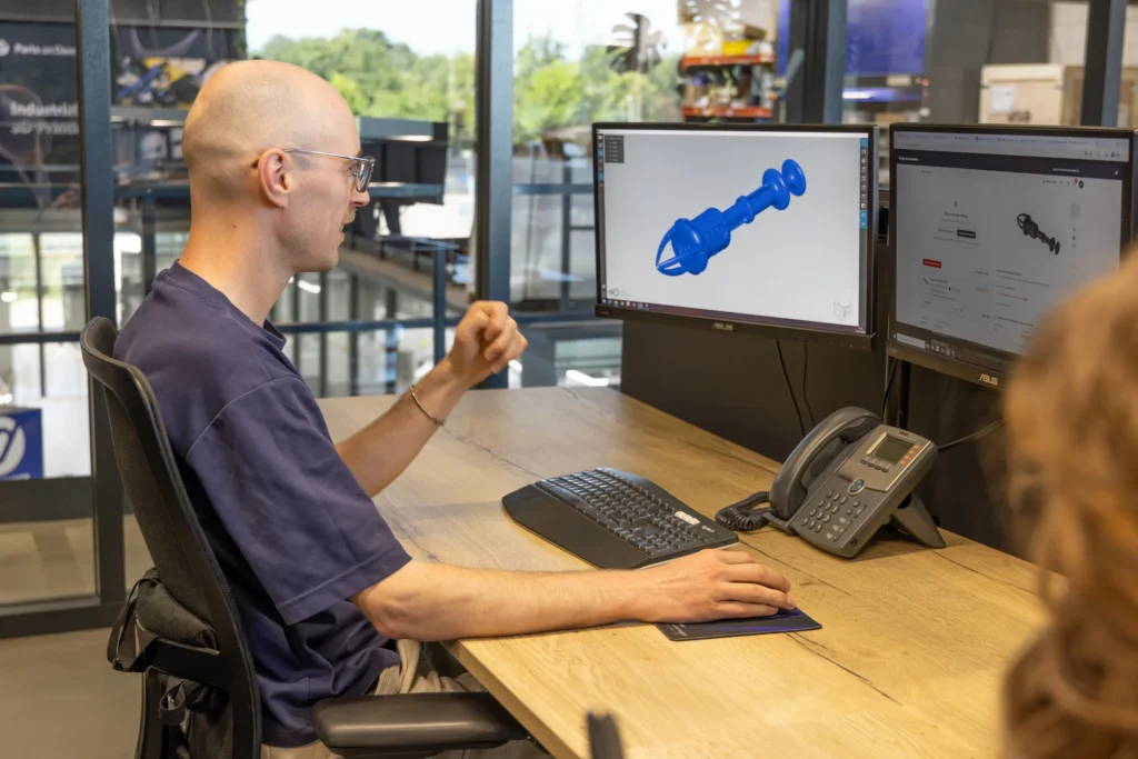 Engineer aan de CAD werkplek — Parts on Demand